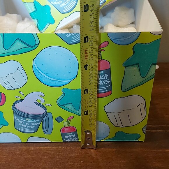 Lush Gift Box With Buttons - Picture 4 of 4